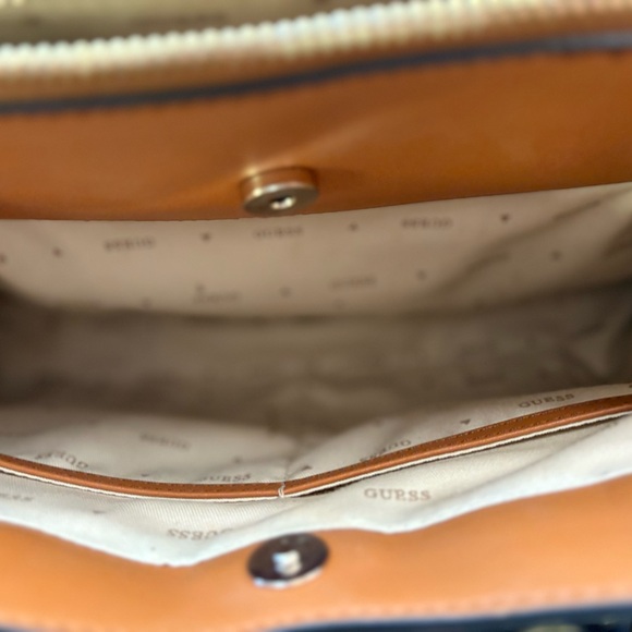 GUESS tan bag 💼 - Picture 4 of 9